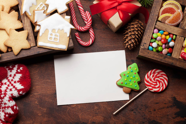 Świąteczna kartka z piernikowymi ciasteczkami i słodyczami - Zdjęcie, obraz