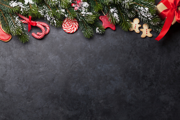 ジンジャーブレッドクッキーとモミの木とクリスマスカード - 写真・画像