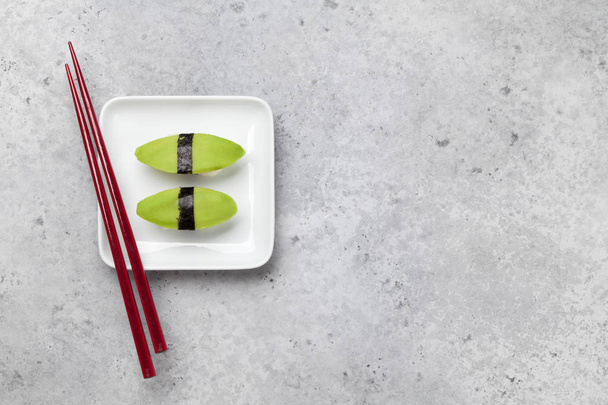 Conjunto de sushi japonês com abacate
 - Foto, Imagem