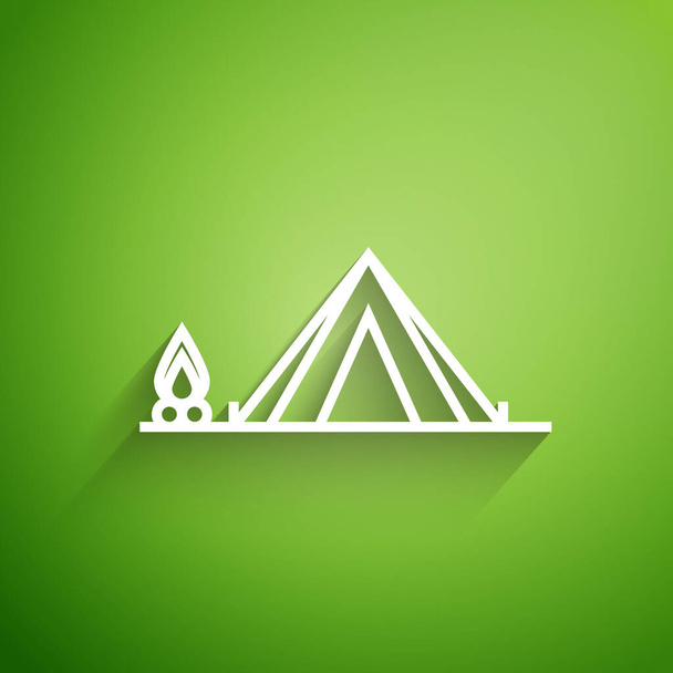 weiße Linie Touristenzelt mit Holzfeuer Symbol isoliert auf grünem Hintergrund. Zeltlager. Vektorillustration - Vektor, Bild