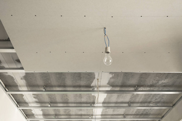 Installatie van het plafond profiel in de nieuwe vlakke - Foto, afbeelding