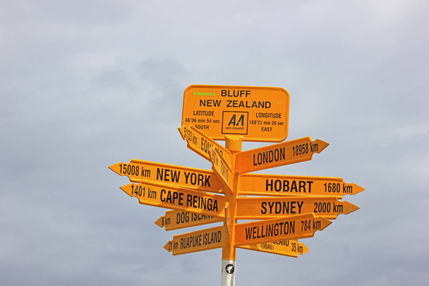 ニュージーランド最南端のブラフの看板 - 写真・画像