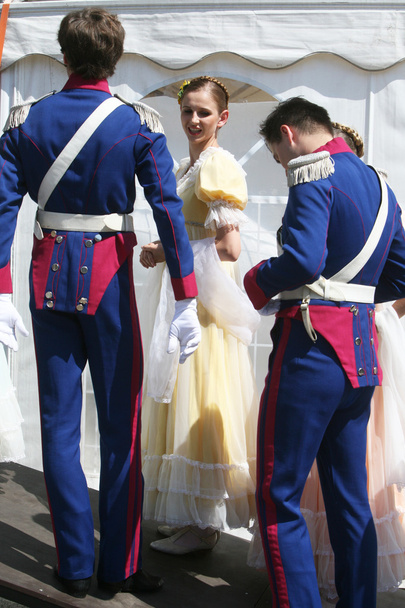 Membros do conjunto de música e dança Varsóvia Escola de Economia em trajes de estilo antigo
 - Foto, Imagem