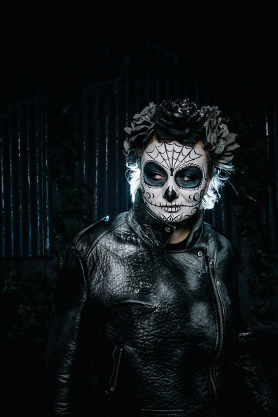 Halloween ciemnogotycki przerażający makijaż. Koncepcja Santa Muerte. - Zdjęcie, obraz