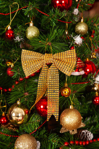 mooie gouden strik op de kerstboom met niemand - Foto, afbeelding