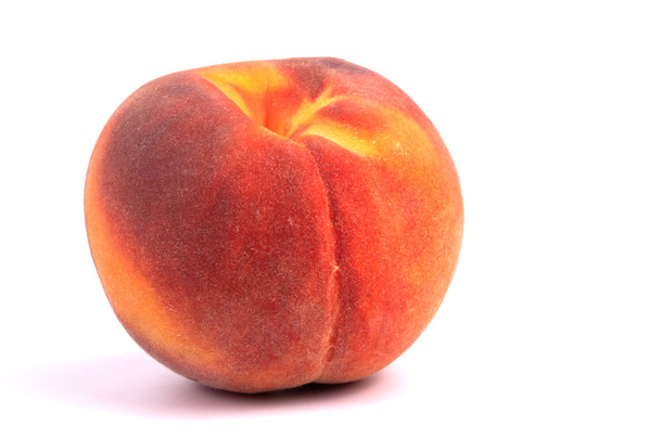 yksi kypsä persikka, jonka massa on helposti irrotettavissa siemenistä punertava
 - Valokuva, kuva