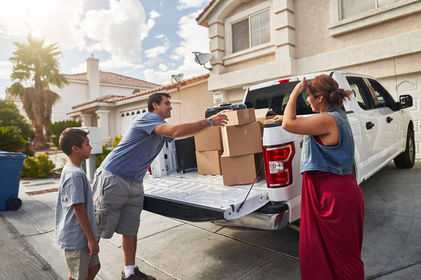 hispánská rodina vykládka pickup a stěhování do nového domu v Las Vegas - Fotografie, Obrázek