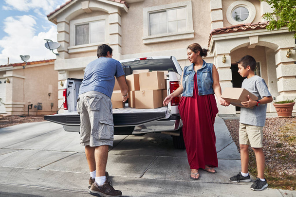 ヒスパニック系の家族がピックアップトラックを卸してラスベガスの新しい家に引っ越し - 写真・画像