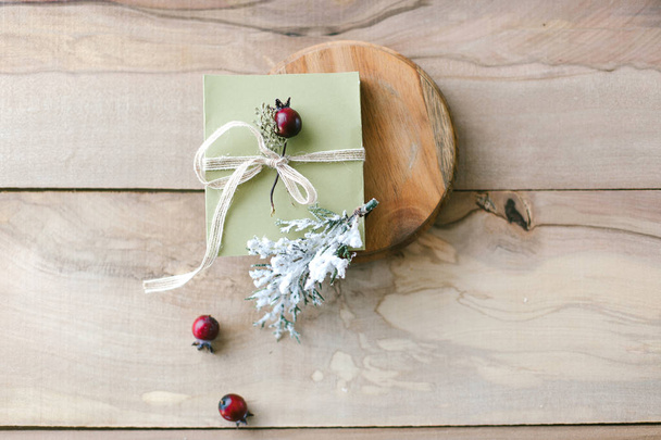 Kis zöld csomagolású ajándék rusztikus dekorációval - Fotó, kép