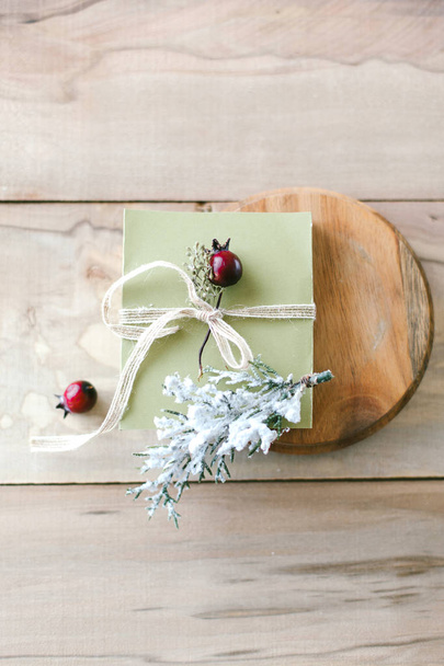 Маленький зелений загорнутий подарунок з сільським декором
 - Фото, зображення
