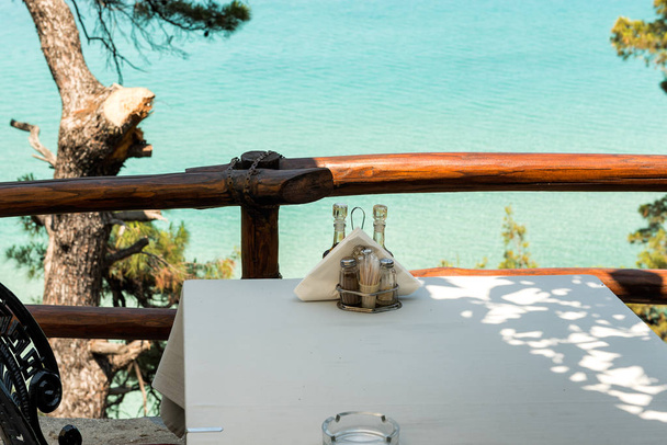 オリーブ オイルとバルサミコ酢ギリシャ地中海レストランのテーブルに - 写真・画像