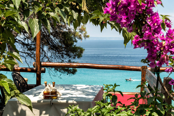 オリーブ オイルとバルサミコ酢ギリシャ地中海レストランのテーブルに - 写真・画像