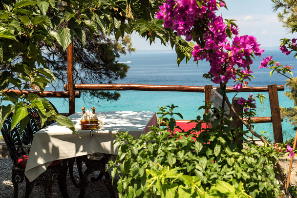 Oliwa z oliwek i octu balsamicznego na stolik w restauracji greckiej Śródziemnego - Zdjęcie, obraz