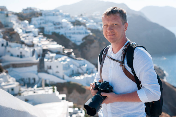 Man photographer taking pictures of Santorini, Greece. Shooting. Camera. - Foto, Imagem