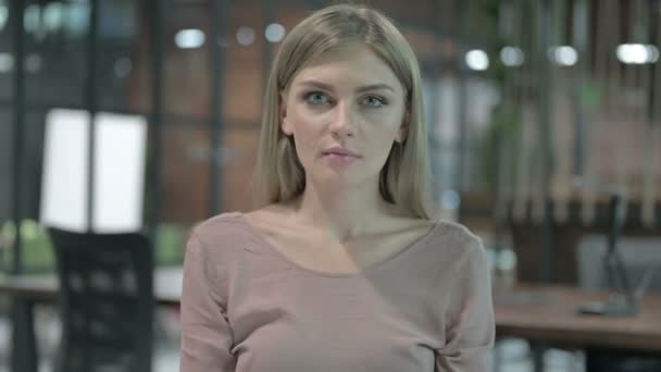 Portrait Shoot of Disappointed Woman getting Upset - Imágenes, Vídeo