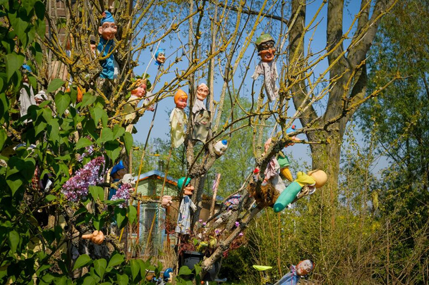 Marionetas colgadas vuelan en el viento y atrae a los turistas al mercado de souvenirs
 - Foto, imagen
