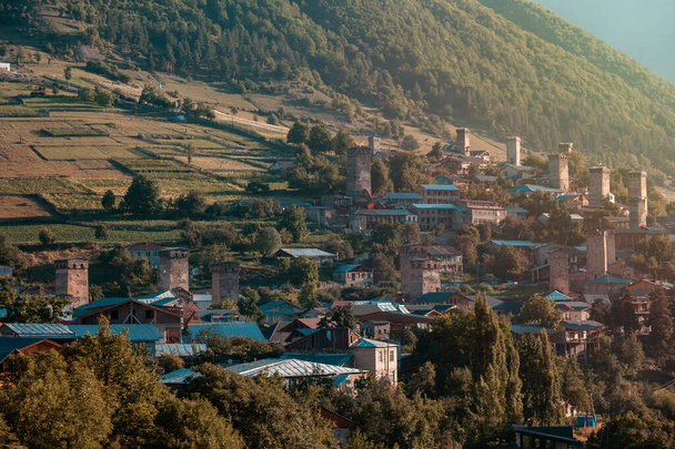 Egy igazi kilátás a gyönyörű régi falu Mestia a Svan Towers. - Fotó, kép