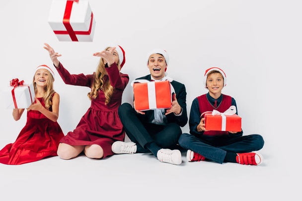 happy Christmas family with children wearing Santa hats sitting  - Φωτογραφία, εικόνα