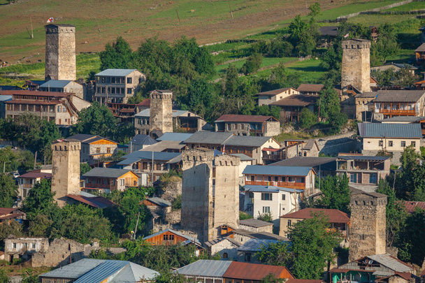 Una vista real del hermoso pueblo antiguo Mestia con sus torres Svan
. - Foto, imagen