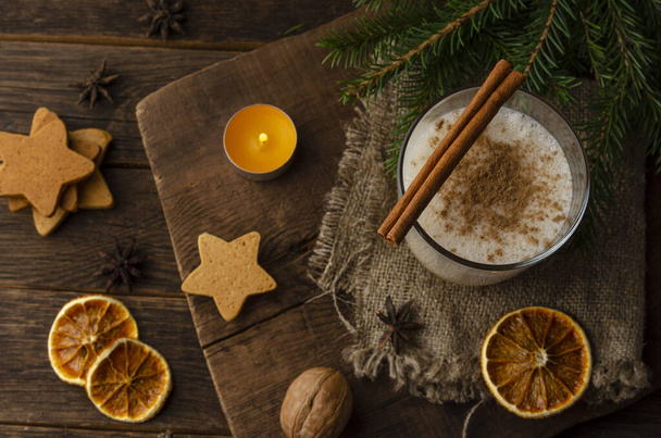 cocktail di zabaione con decorazione natalizia sul vecchio tavolo di legno
 - Foto, immagini