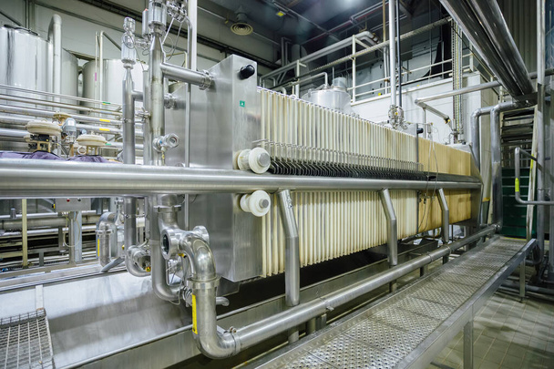 Filtrační stroje v moderní výrobní lince pivovaru  - Fotografie, Obrázek