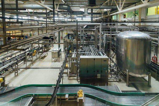 Ligne de production de brasserie moderne. Grande cuve pour la fermentation de la bière
 - Photo, image