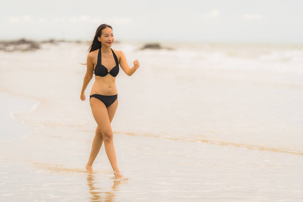 Portret mooie jonge Aziatische vrouw dragen bikini op het strand se - Foto, afbeelding