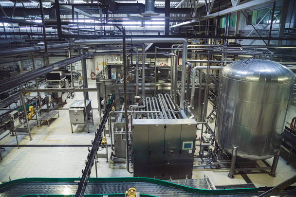 Moderne brouwerij productielijn. Groot vat voor bier fermentatie - Foto, afbeelding