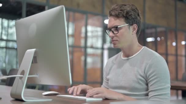 Больной парень кашляет во время работы с компьютером
 - Кадры, видео