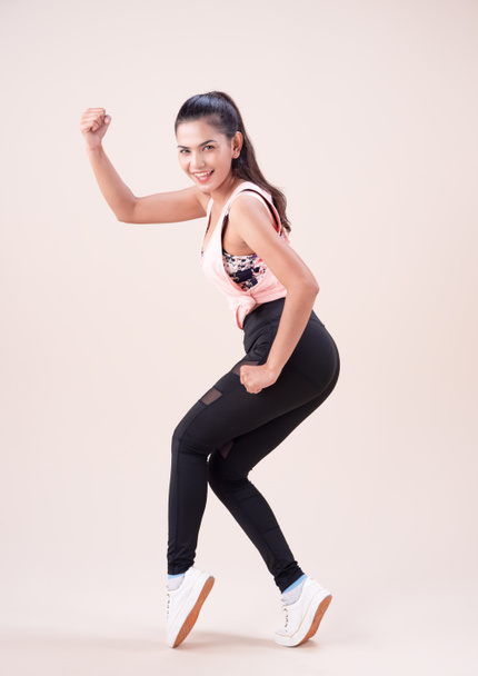 La jeune femme portant un costume d'exercice, faisant de l'entraînement de danse, pour l'exercice, avec le sourire et le sentiment heureux
, - Photo, image