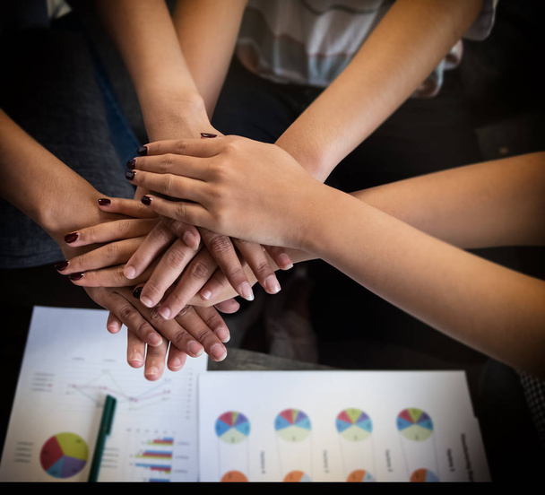 Группа молодых людей руки сложены вместе, коллаборационист, за доверие и успех сделки, профсоюз, концепция командной работы
 - Фото, изображение