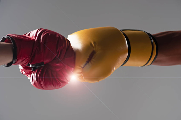 Le gant de boxe jaune et rouge cognant ensemble, poinçonnant pour se battre, effet fusée éclairante de l'objectif
 - Photo, image