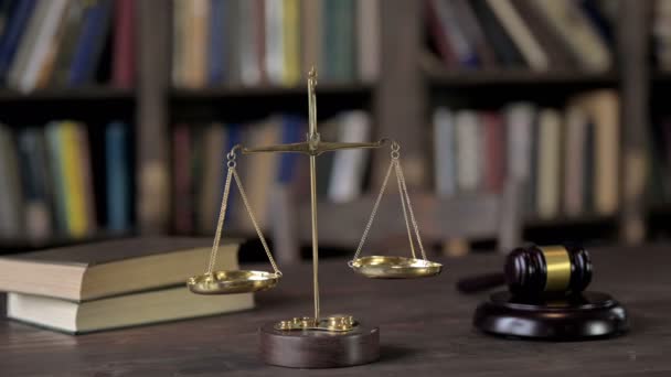 Escala de martillo y equilibrio en la mesa de madera del juez
 - Metraje, vídeo