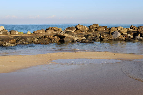 grandes piedras y conchas se encuentran en las orillas del mar Mediterráneo en el norte de Israel
  - Foto, Imagen