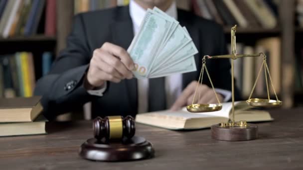 Primer plano Shoot of Judge Hand sosteniendo el dinero en la sala de la corte
 - Metraje, vídeo