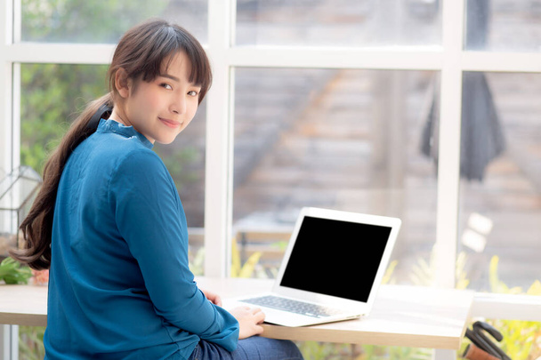 Gyönyörű portré ázsiai fiatal nő ül látszó kamera a - Fotó, kép