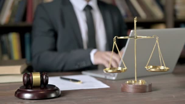 Zamknij Shoot of Judge Hand za pomocą laptopa w sali sądowej - Materiał filmowy, wideo