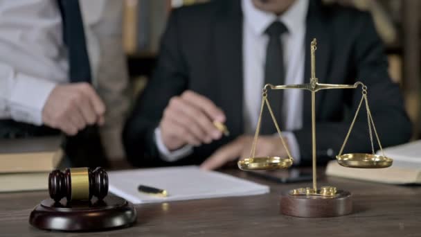 Yargıç El Denetimi ve Belgeyi İmzalarken Yakın Çekim - Video, Çekim