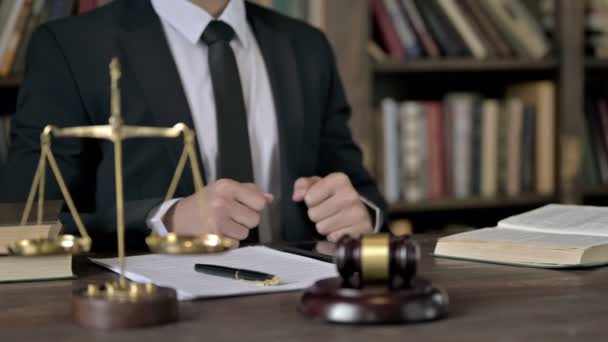 Közelkép Lövöldözés a bíró kezét fogadó pénz irodai asztal - Felvétel, videó
