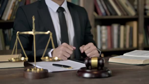 Close up Shoot of Judge Ruční třesení rukou na kancelářském stole - Záběry, video