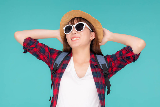 Beau portrait jeune femme asiatique porter des lunettes de soleil et chapeau smi
 - Photo, image