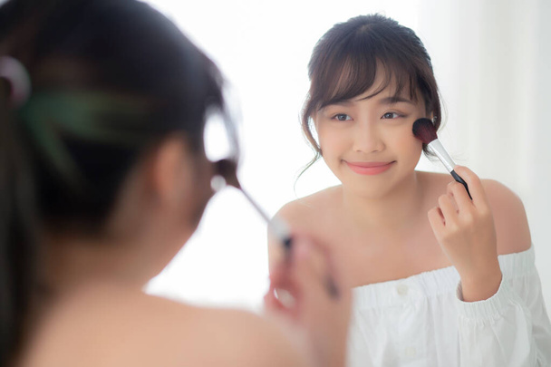 Kauneus muotokuva nuori aasialainen nainen hymyillä kasvot näköinen peili
 - Valokuva, kuva