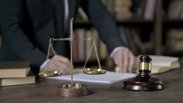 Primer plano Shoot of Judge Hand Reading Paper in Court Room Table
 - Metraje, vídeo