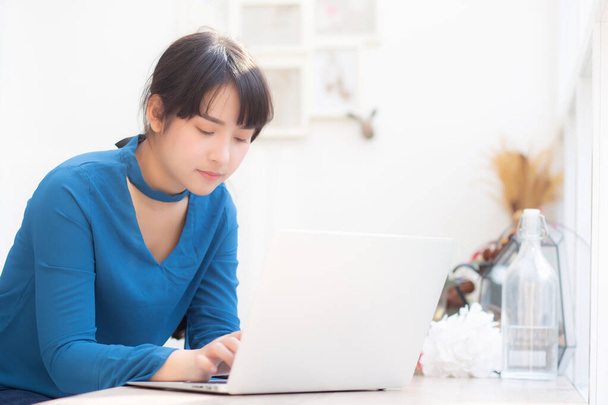 Gyönyörű portré Ázsia fiatal nő dolgozik online-ra laptop Sit - Fotó, kép