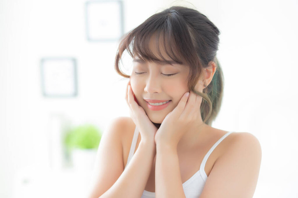 Portret pięknej młodej Azjatki uśmiech podczas budzenia leczyć - Zdjęcie, obraz