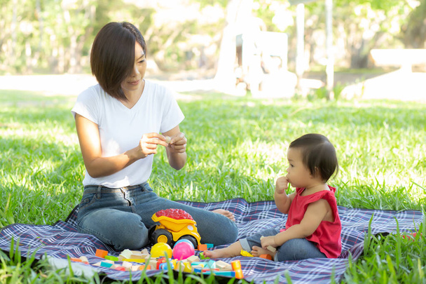 Beautiful young asian mom and daughter playing toy blocks for le - Foto, afbeelding