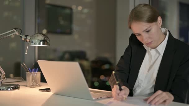 Tired Businesswoman having Headache on Office Desk at Night - Imágenes, Vídeo