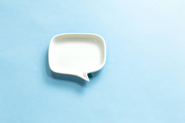 white Blank dialog speech bubble Isolated on blue Background - Foto, afbeelding