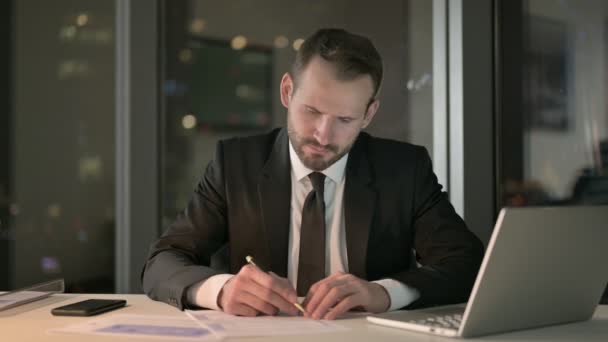 Smart Businessman working and Leave the Office Desk at Night - Materiał filmowy, wideo