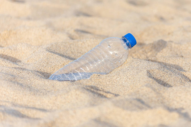 Turist in bıraktığı sahilde plastik şişe - Fotoğraf, Görsel